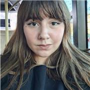 Studentessa università impartisce lezioni di matematica, fisica e scienze naturali